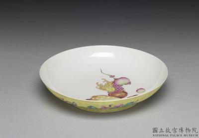 图片[2]-Dish with melon and fruit inside a polychrome yellow exterior in falangcai painted enamels, Qianlong reign (1736-1795), Qing dynasty-China Archive